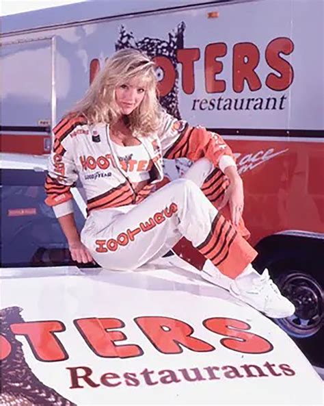 I’m the original ‘Hooters girl’ from 1983 — and the thrill never gets。